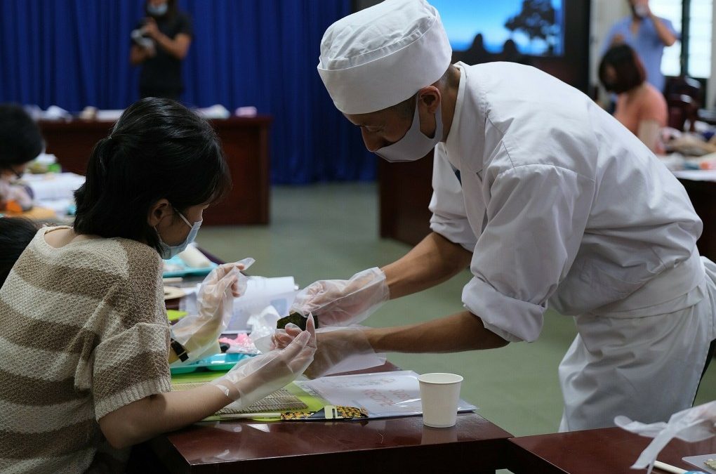 Nghệ nhân Nhật Bản hướng dẫn sinh viên TP HCM làm sushi