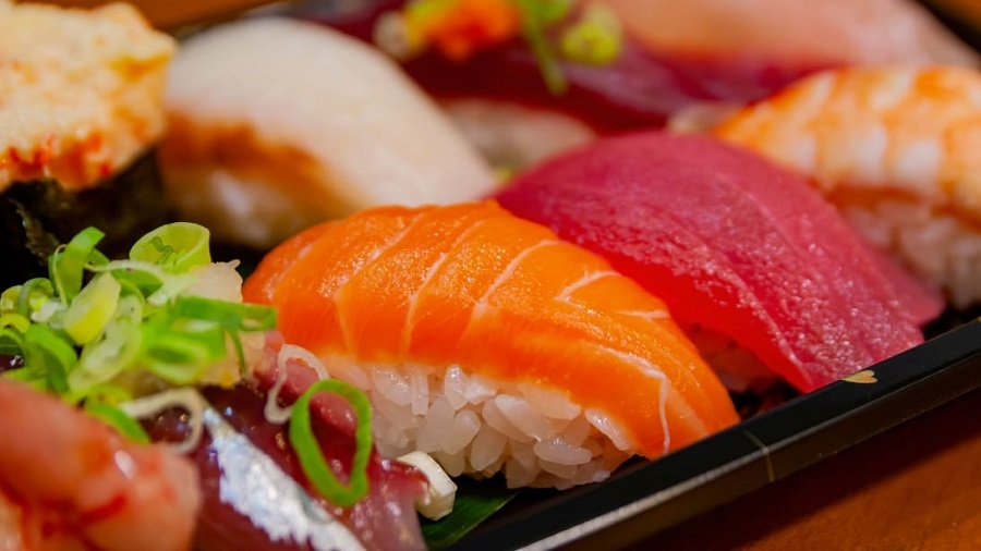 Hàng trăm người đổi tên để được ăn sushi miễn phí